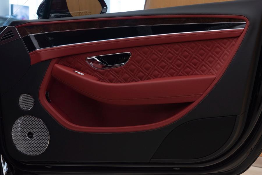Детали интерьера Bentley Continental GT W12 Centenary Specifications 2020 года  (UAE) (фото 6 из 10)